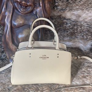 Butter yellow beautiful coach crossbody. Lots of compartments